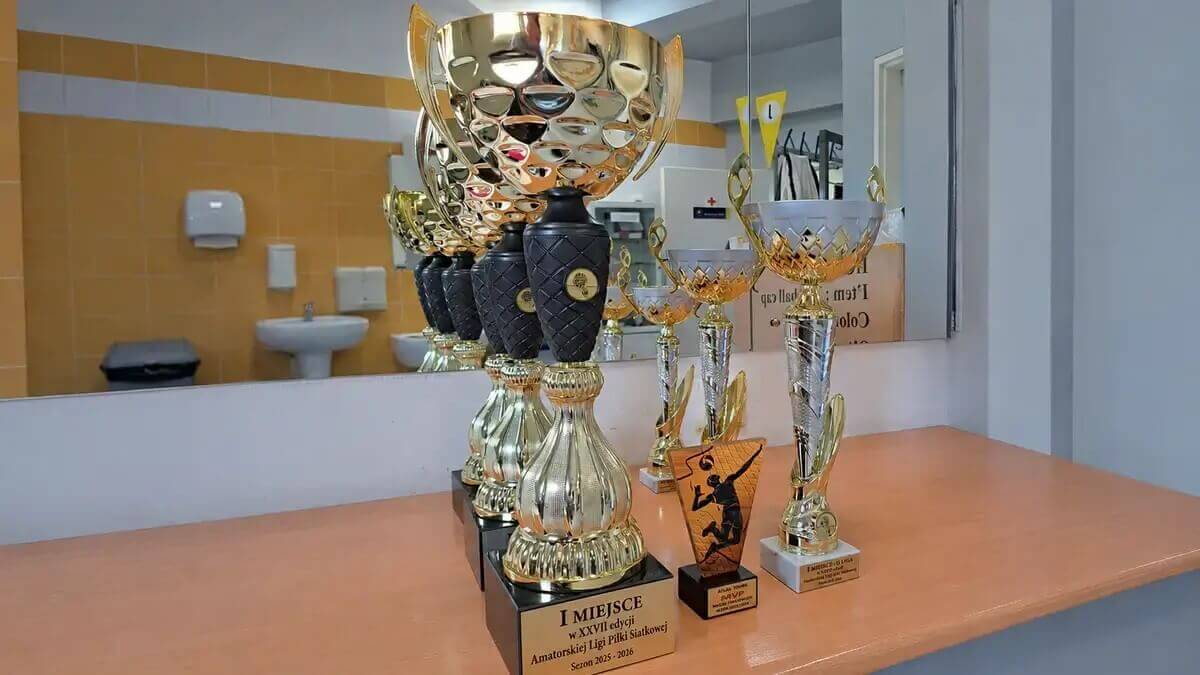 Puchary i statuetka MVP na zakończenie XXVII edycji Amatorskiej Ligi Piłki Siatkowej Atlas Tours w sezonie 2025/2026.